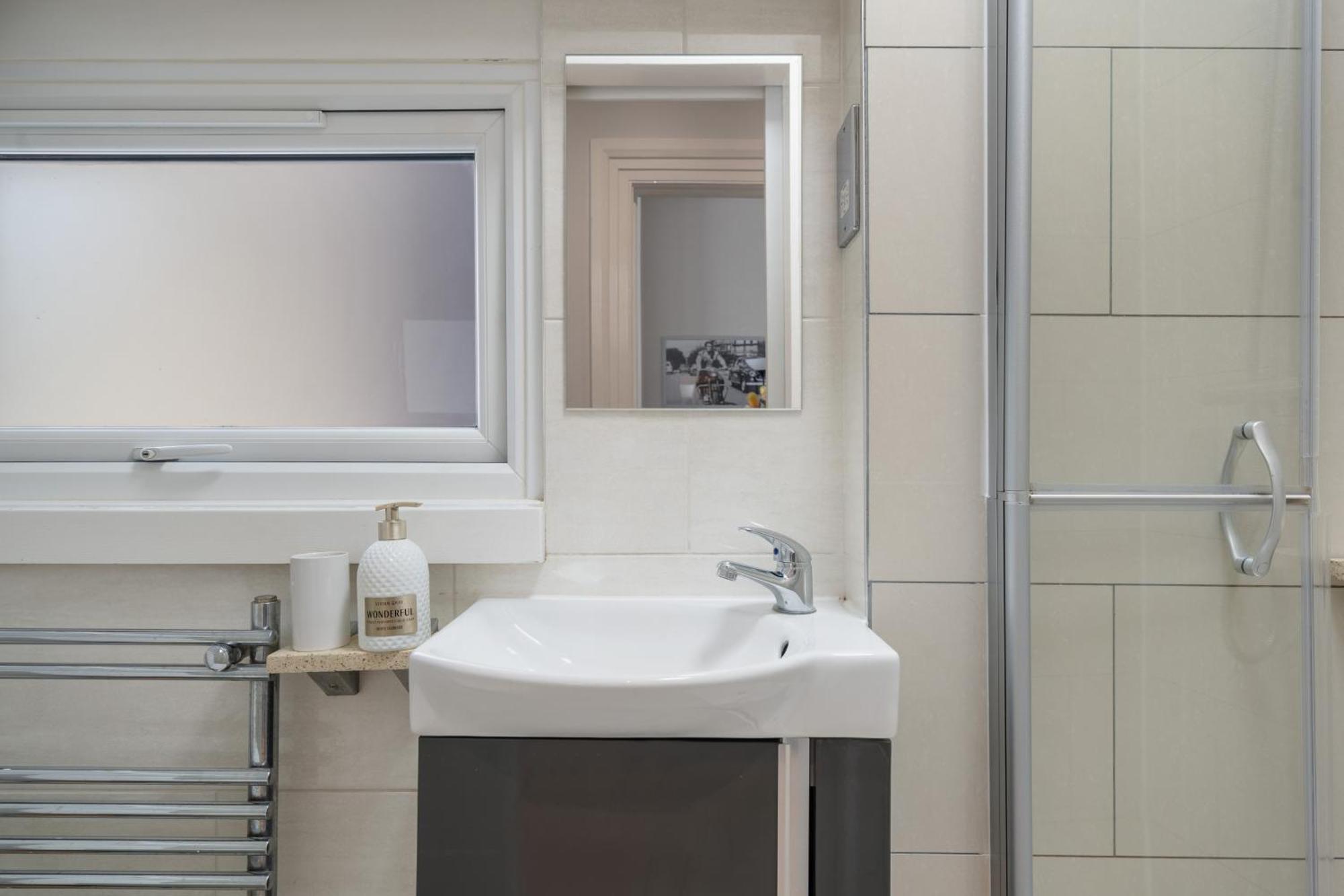Modern Studio Apartment Лондон Екстер'єр фото